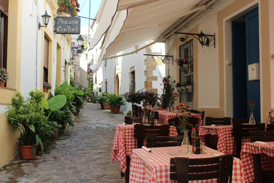 From Barcelona: Tossa de Mar Day Tour with Beach Time - Planning lunch without losing beach time