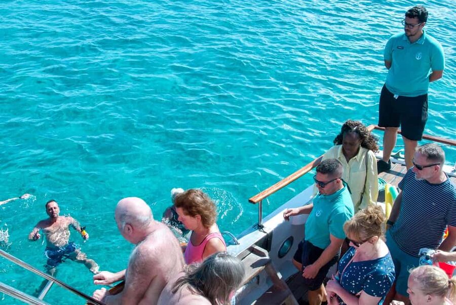 From Corralejo: Lobos Island Boat and Snorkel Activity - La Concha Beach is the easiest island stop