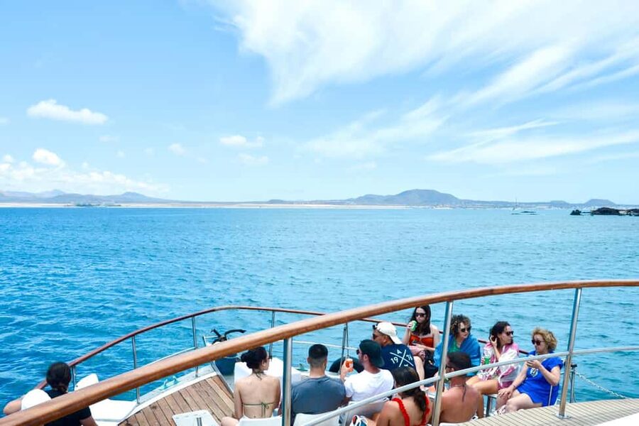 From Corralejo: Lobos Island Boat and Snorkel Activity - A 10-minute ride along Lobos Island’s southern coast