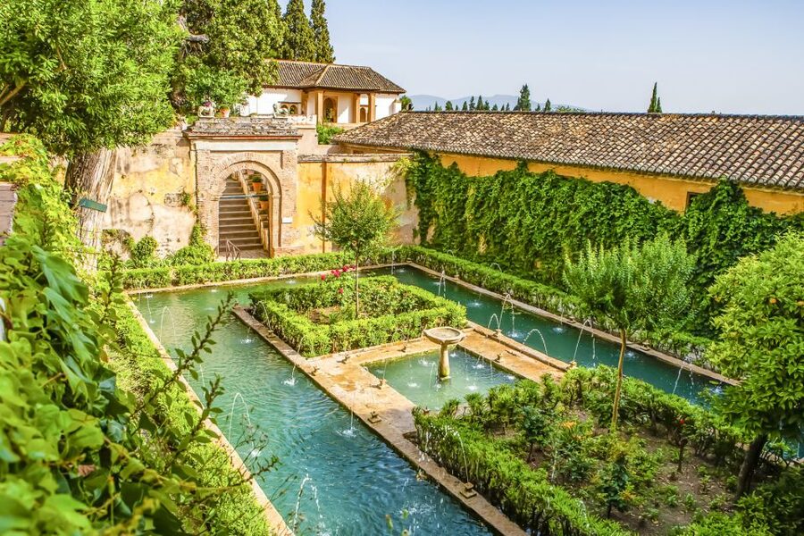 From Costa del Sol: Granada, Alhambra + Nasrid Palaces Tour - Two hours to find your own Granada