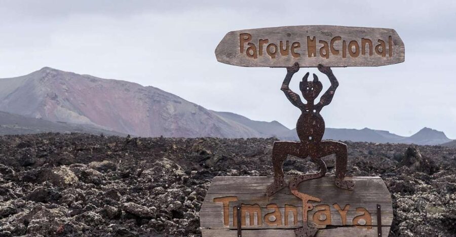 From Fuerteventura: Lanzarote Volcano and Wine Region Tour - Timanfaya National Park and the Fire Mountains