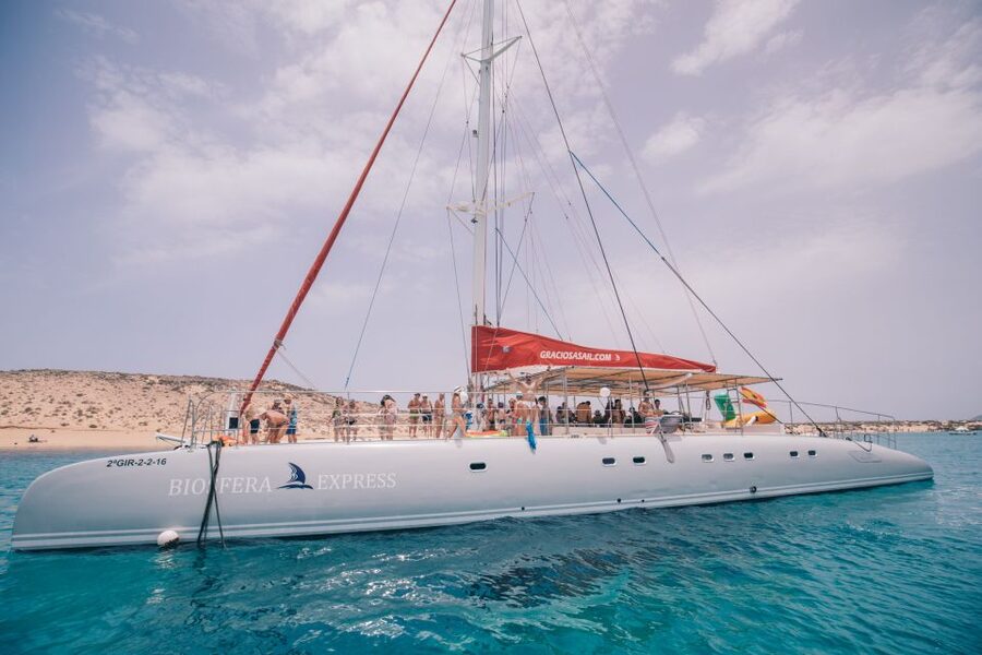 From Lanzarote: Sailing Day Trip Around La Graciosa - Why La Graciosa makes a great day at sea