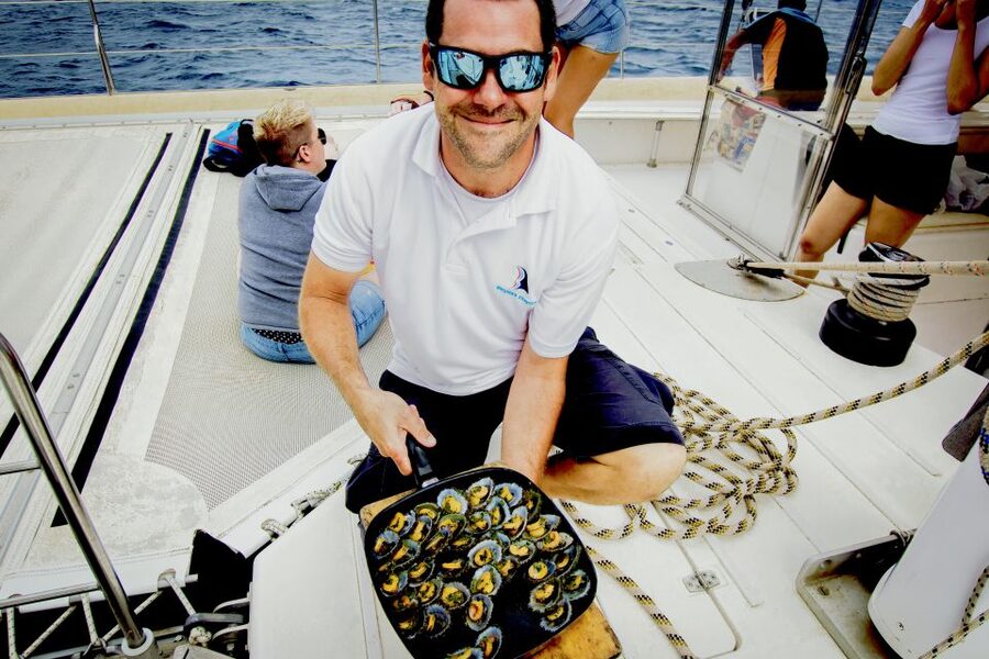 From Lanzarote: Sailing Day Trip Around La Graciosa - Sailing along La Graciosa’s south coast