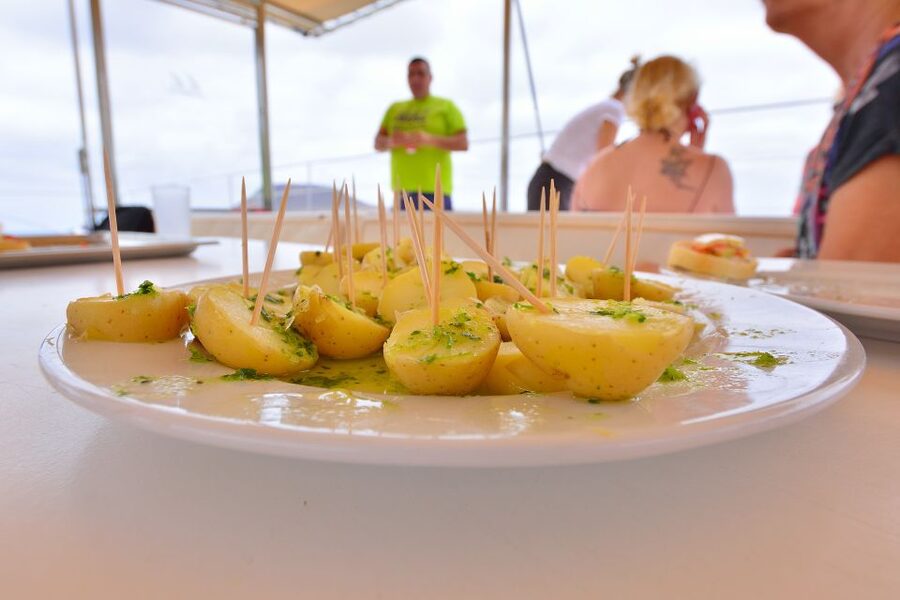 From Lanzarote: Sailing Day Trip Around La Graciosa - Lunch, champagne, and unlimited drinks