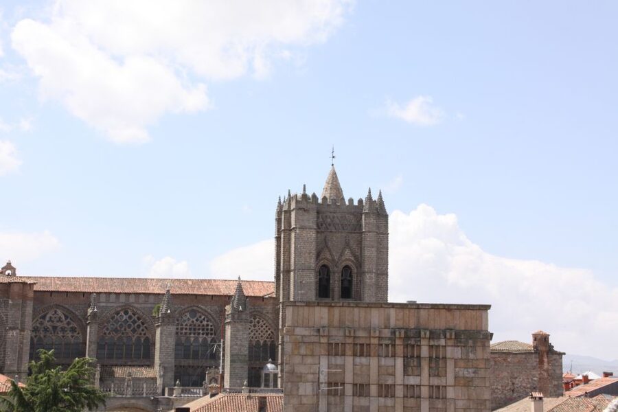 From Madrid: Avila and Segovia Full-Day Tour - The included Ávila break