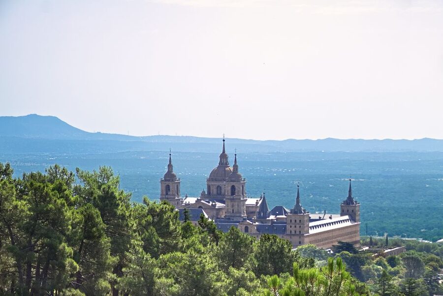 From Madrid: El Escorial and Valley's Basilica Half Day Tour - Guide quality and the English experience