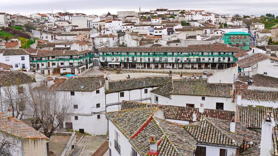 From Madrid: Guided Day Trip to Chinchon, Aranjuez & Toledo - Chinchón and its round Plaza Mayor