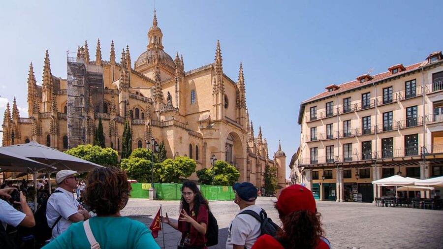From Madrid: Guided Day Trip to Segovia, optional Alcázar - How the bilingual guiding affects the day