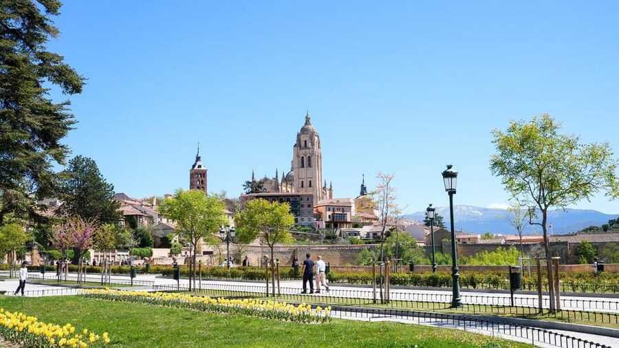 From Madrid: Segovia Tour with Cathedral and Alcazar Entry - The Alcázar: Segovia’s storybook castle