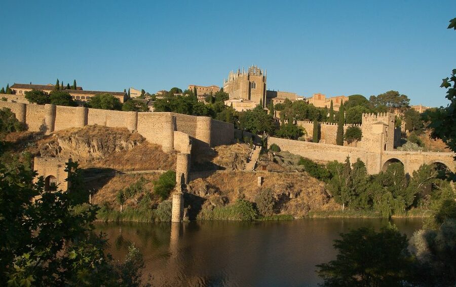 From Madrid: Toledo Tour with Wine Tasting and 3 Monuments - The one-hour guided walk through Toledo
