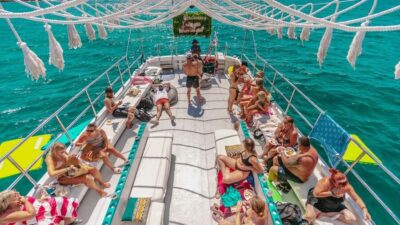 From Magaluf: Palma Bay Sightseeing Cruise with Live Music