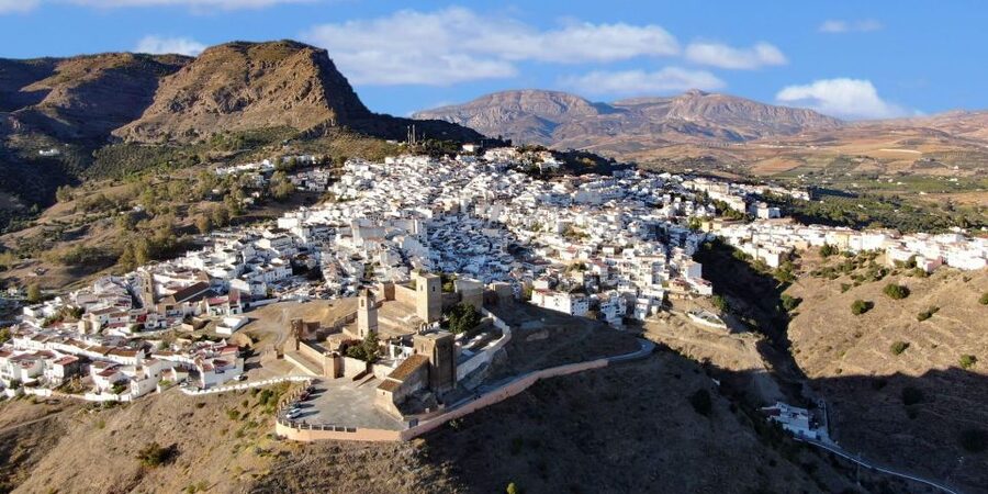 From Malaga: Caminito del Rey/White Village Tour & Tapas - Álora’s old streets and whitewashed character