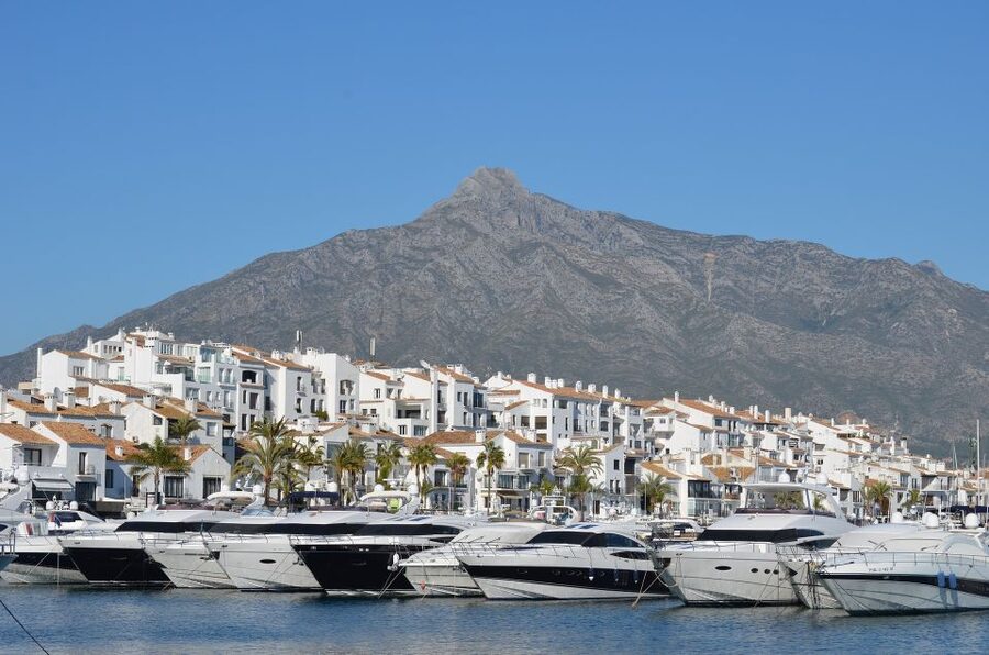 From Malaga or Costa del Sol: Mijas, Marbella & Puerto Banus - Marbella old town: 105 minutes among orange trees and Dalí