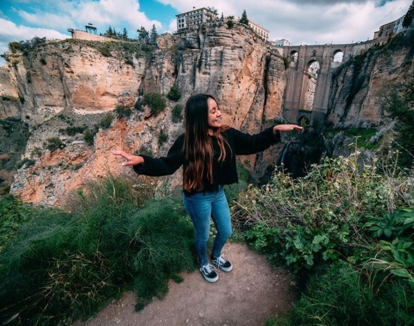 From Malaga: Ronda & Setenil de las Bodegas Guided Day Trip - Guides, languages, and the human side of the tour