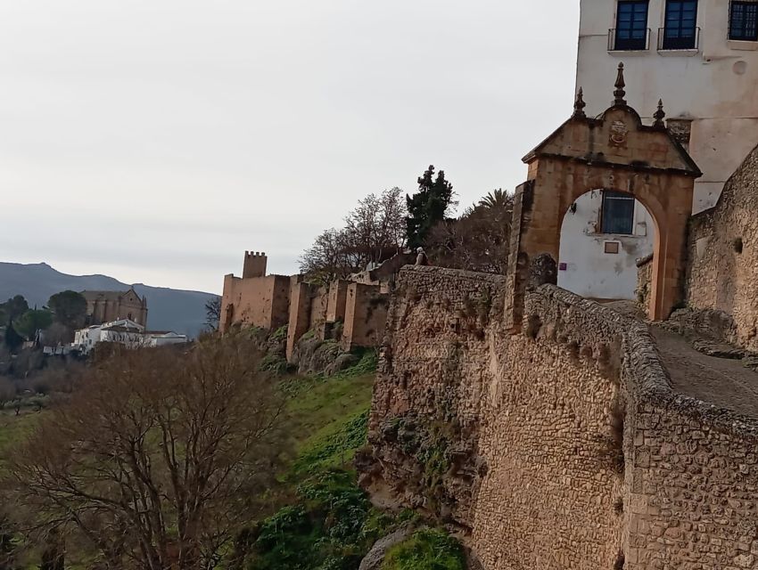 From Málaga: Ronda+Setenil de las Bodegas with Little Train - Guided Ronda or independent Ronda?
