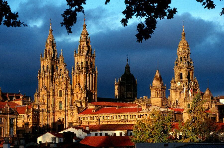 From Porto: Santiago de Compostela Full Day Tour - Lunch for 90 minutes, with food at your own cost