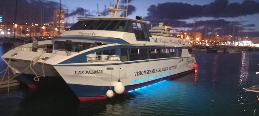 From Puerto Rico: Boat trip along the coast w/ Food & Drinks - Cruising the south coast toward Mogán