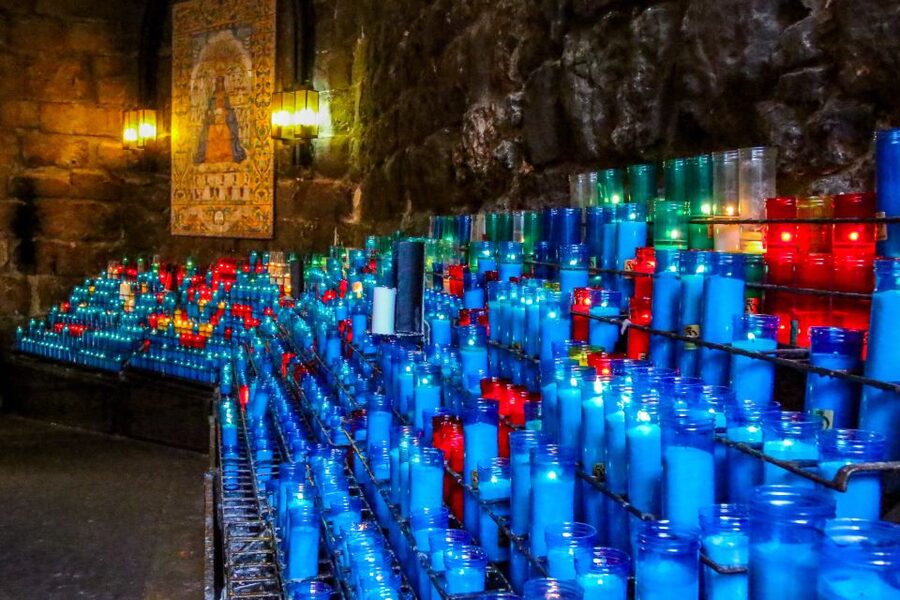 From Salou: Montserrat Monastery and Colonia Güell - Make the most of your three hours
