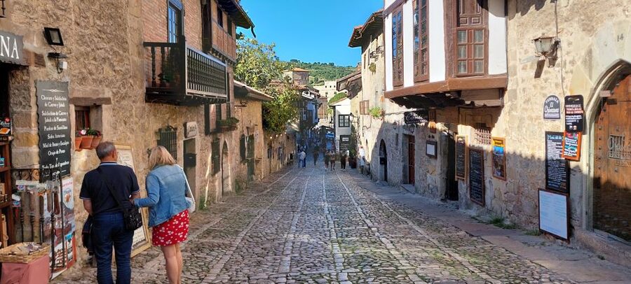From Santander: Santillana del Mar & Altamira Museum Tour - Santillana del Mar: a medieval town made for walking