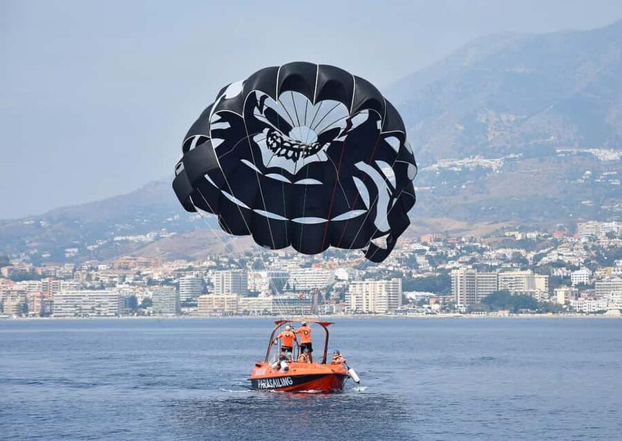 Fuengirola: Deluxe Parasailing Flight from Fuengirola Port - The safety briefing and equipment check