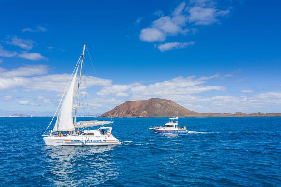 Fuerteventura : Catamaran excursion to Lobos Island - The first hour: sailing beside volcanic Lobos