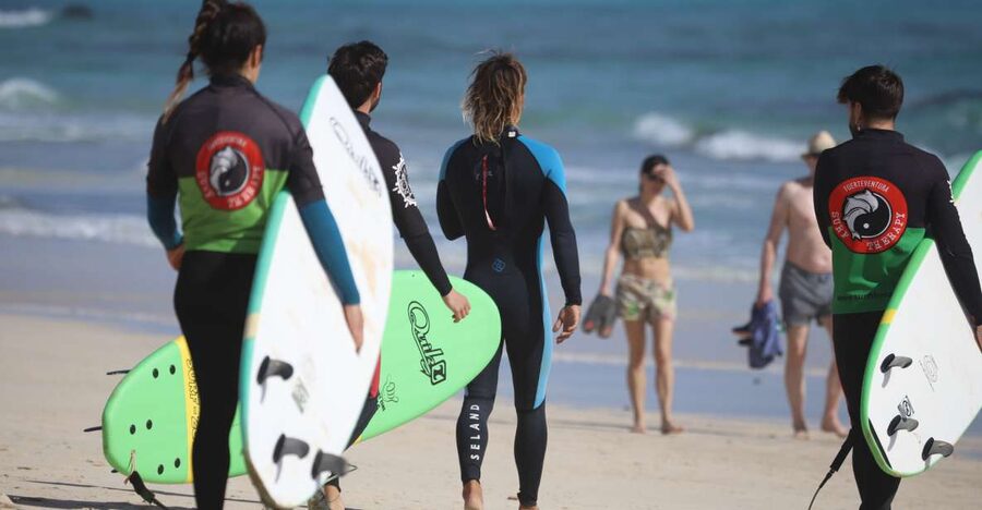 Fuerteventura : Corralejo Surf Lesson - Starting with waves, currents, and board basics