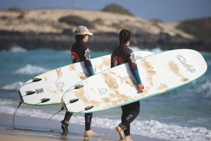 Fuerteventura : Corralejo Surf Lesson - A 15-minute ride from Corralejo to the surf