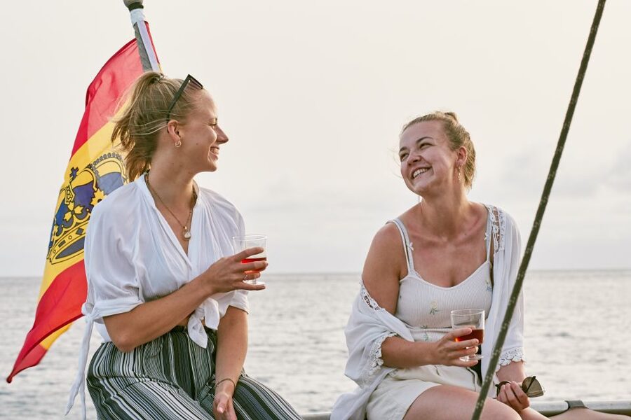 Fuerteventura: Sunset boat trip with DJ, Food & Drinks - Three hours built around the sunset