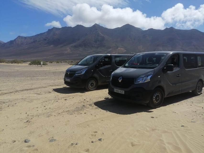 Fuerteventura: Wild North and Corralejo Tour From the South - The guides and the bilingual format