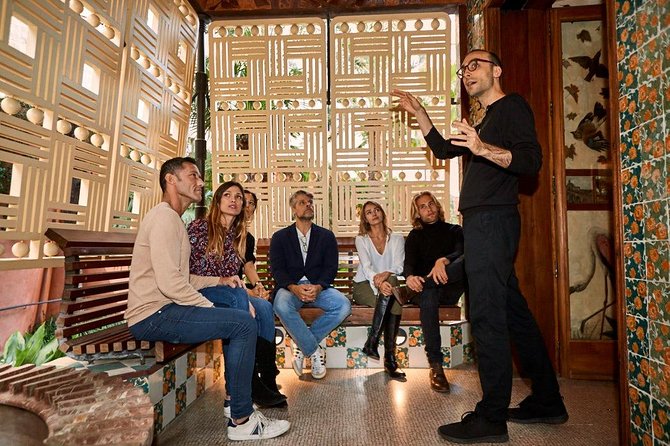Gaudi´s Casa Vicens Guided Tour - Meeting the guide in Casa Vicens’s courtyard