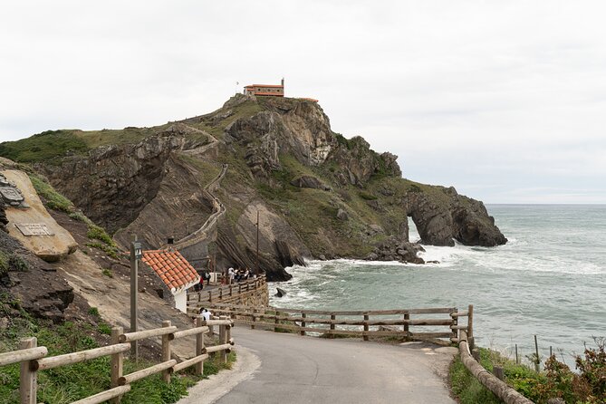 Gaztelugatxe, Mundaka and Gernika Tour from Bilbao - Transport, pickup, and the six-hour rhythm
