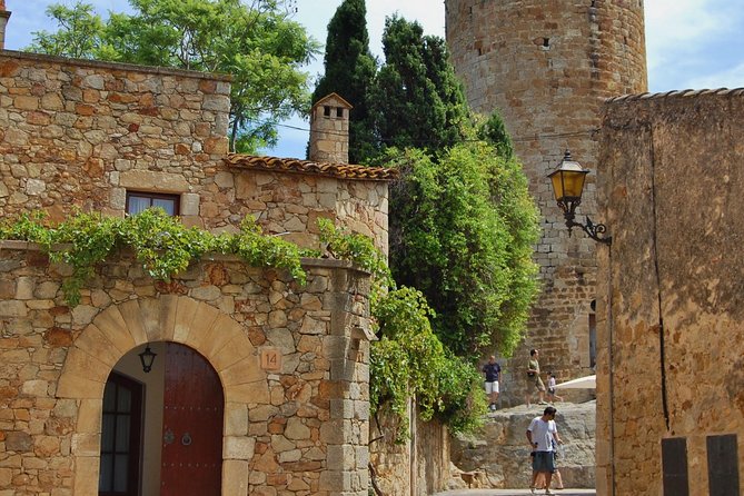 Girona & Costa Brava Small-Group Tour with Pickup from Barcelona - How the small van changes the day