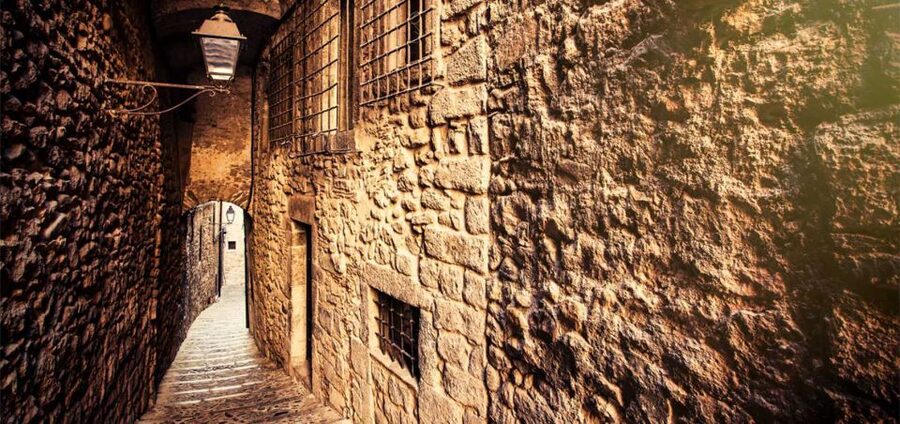 Girona: Game of Thrones Small Group Tour - Plaza dels Jurats and Sant Pere de Galligants