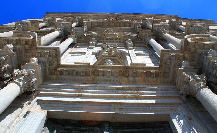 Girona: Small Group Walking Tour - Climbing the walls above Girona