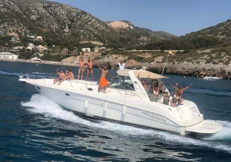 Gran Canaria: Shared yacht excursion with beverages, lunch and snorkeling - Sailing south at 8 or 9 knots