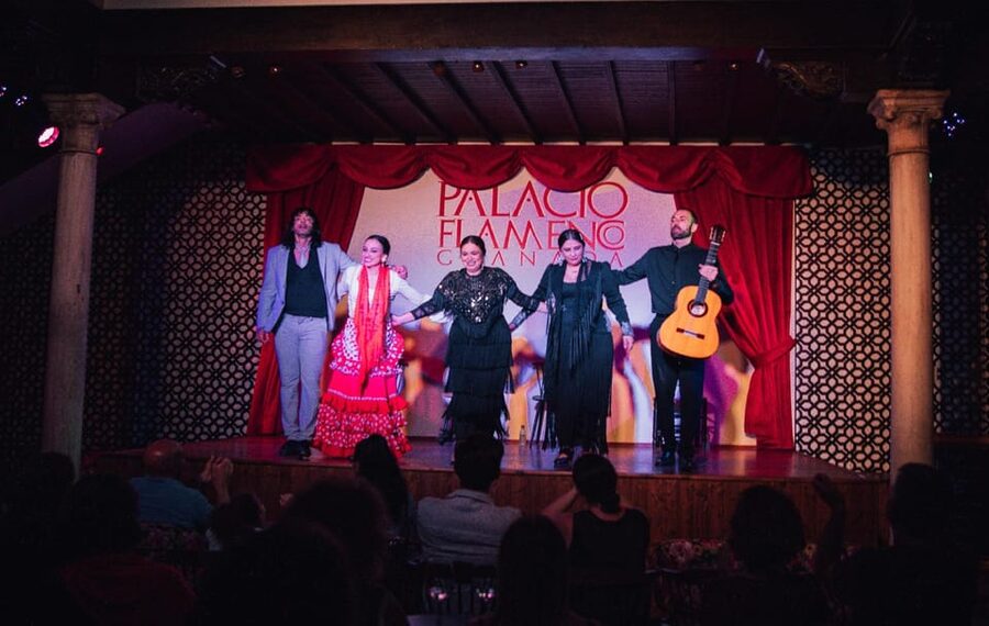 Granada: 1-Hour Traditional Flamenco Show at Palacio - Why the close seating makes a difference