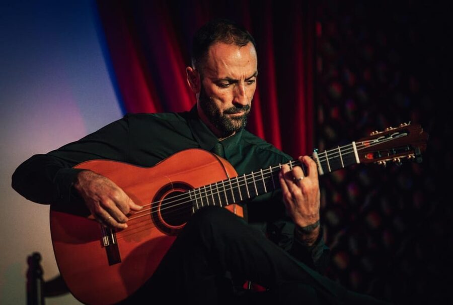 Granada: 1-Hour Traditional Flamenco Show at Palacio - The sound is direct, with no microphones