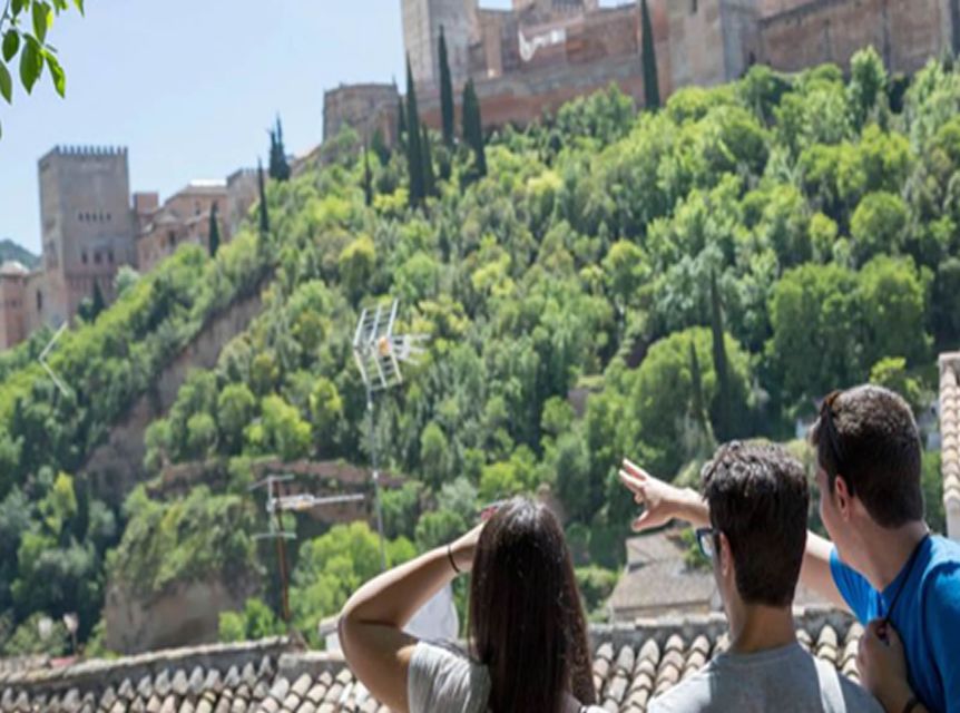Granada: Albaicín and Sacromonte 2.5-Hour Walking Tour - History told by a local guide
