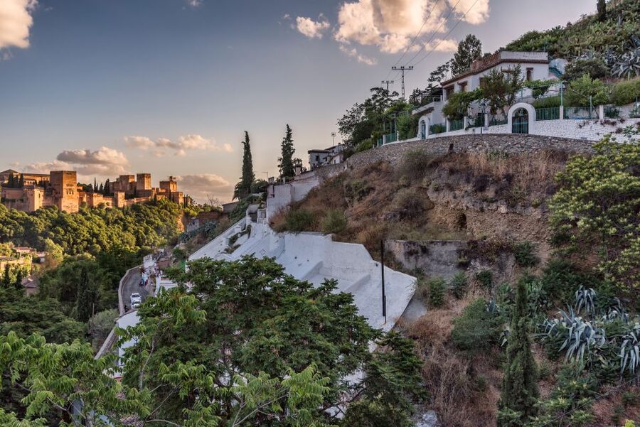 Granada: Albaicin and Sacromonte Evening Walking Tour - Starting at Plaza Isabel la Católica