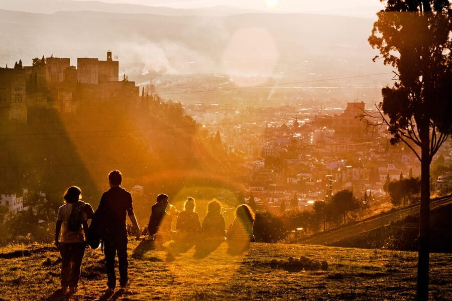 Granada: Albaicín and Sacromonte Guided Sunset Walking Tour - Who will enjoy this sunset walk