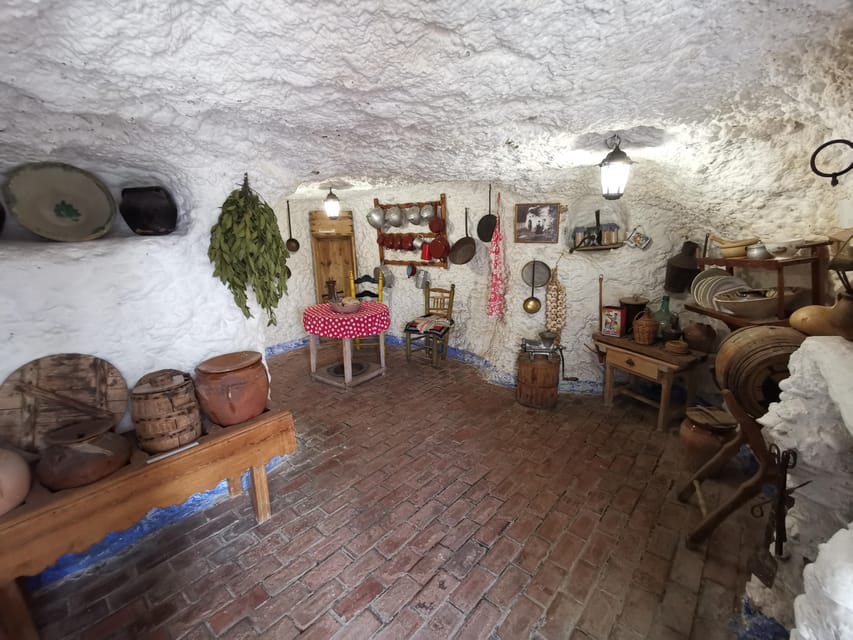 Granada: Albaicín, Sacromonte & Museum of Caves Walking Tour - What the guides add
