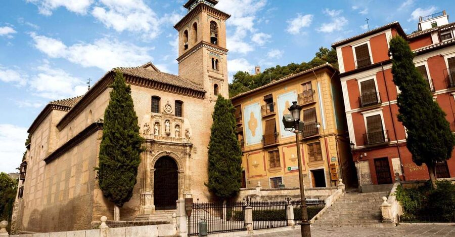 Granada: Albayzin and Sacromonte Walking Tour - Starting at Plaza Nueva and climbing into Granada’s past