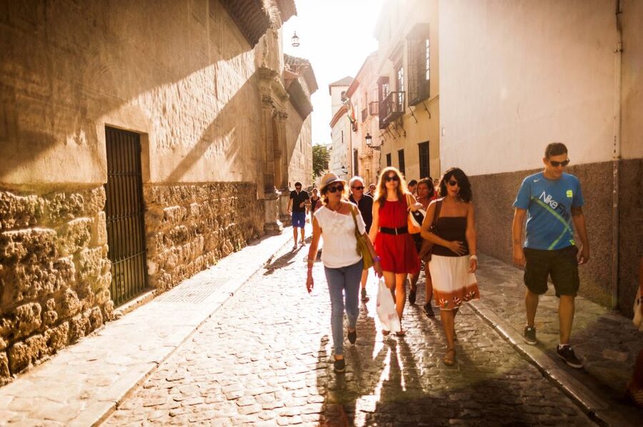 Granada: Albayzin and Sacromonte Walking Tour - What the guide adds to the experience