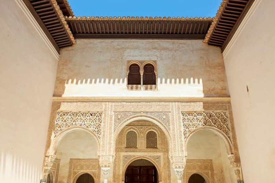 Granada: Alhambra and Albaicín Small Group Tour - What the guides add to the day