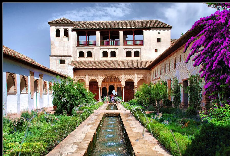 Granada: Alhambra and Generalife Garden Ticket & Guided Tour - Small details beyond the main monuments