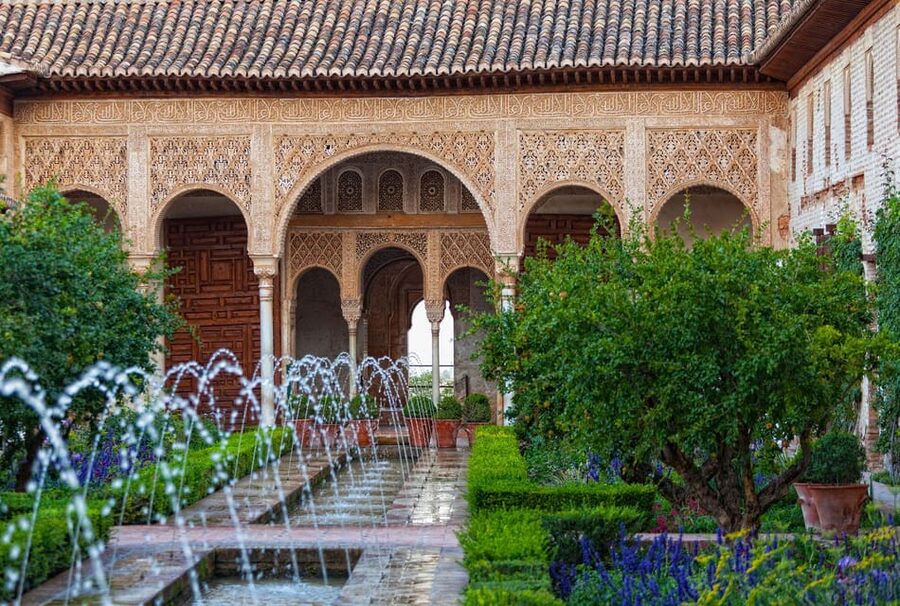 Granada: Alhambra and Generalife Garden Ticket & Guided Tour - The bilingual format and group pace