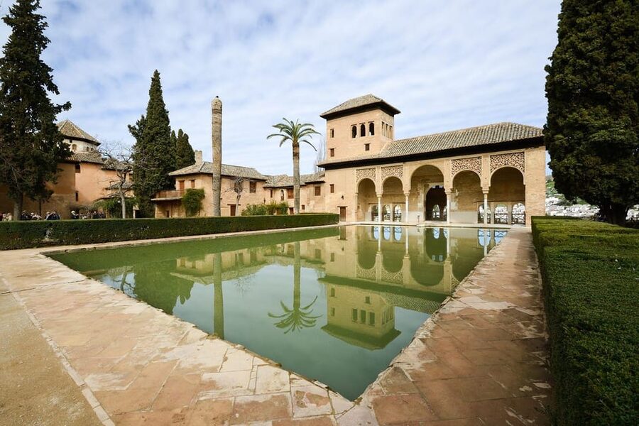Granada: Alhambra and Generalife Garden Ticket & Guided Tour - Timing, weather, and practical comfort