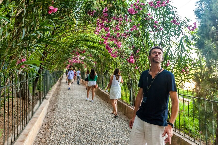 Granada: Alhambra and Generalife Garden Ticket & Guided Tour - Finding the group at the Access Pavilion