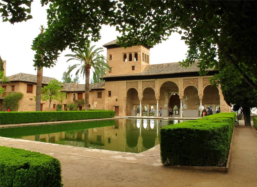 Granada: Alhambra and Generalife Gardens Guided Tour - Meeting the guide under the orange umbrella