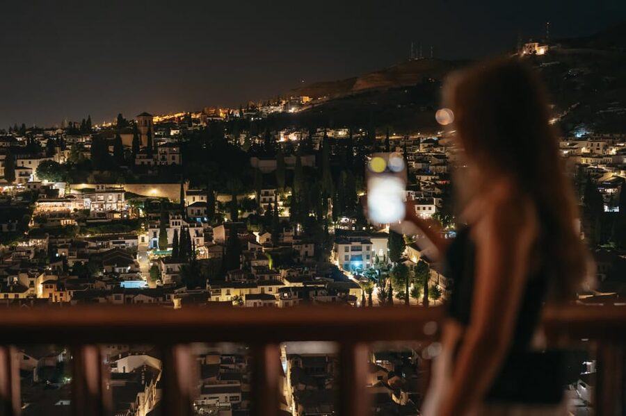 Granada: Alhambra and Nasrid Palaces Guided Tour at Night - Why the Alhambra works so well after dark